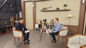 Tobi Loftus, ABC (right) interviewing YTN reporter Sung Yoon Ri (left)